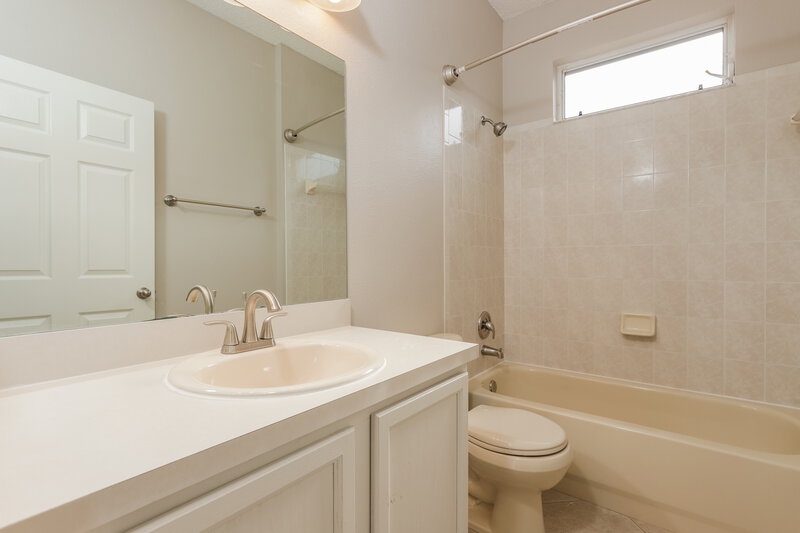 2,410/Mo, 8059 Canterbury Lake Blvd Tampa, FL 33619 Main Bathroom View