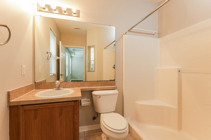 2,410/Mo, 8059 Canterbury Lake Blvd Tampa, FL 33619 Bathroom View