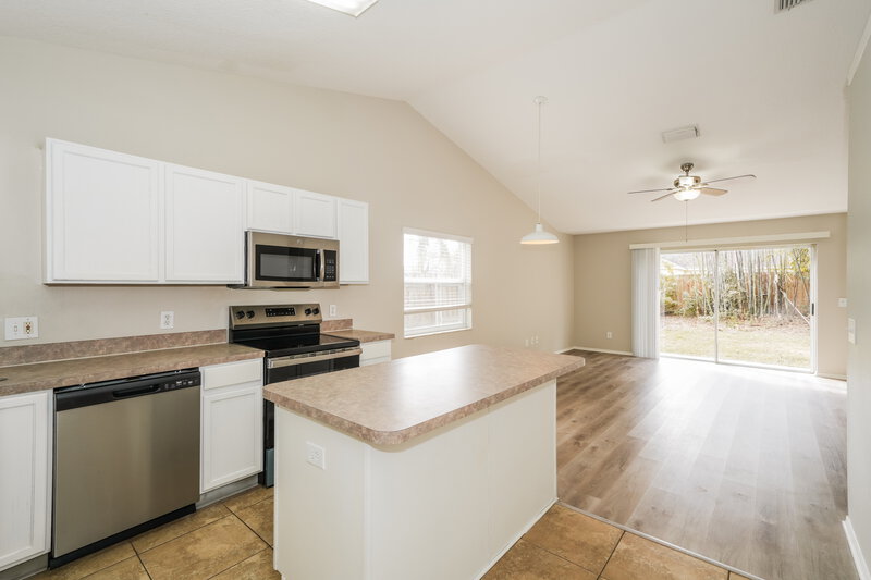 1,935/Mo, 7619 Clovelly Park Pl Apollo Beach, FL 33572 Kitchen View