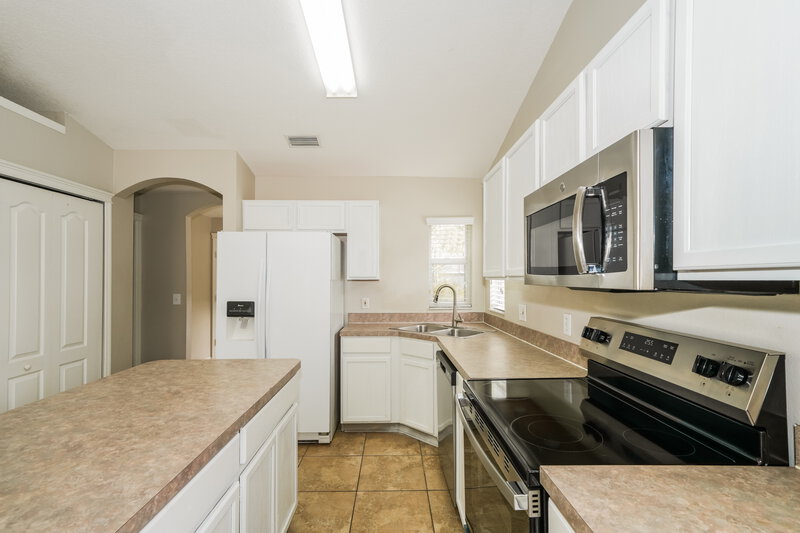 1,935/Mo, 7619 Clovelly Park Pl Apollo Beach, FL 33572 Kitchen View 2