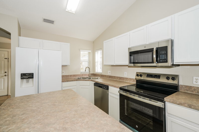 1,935/Mo, 7619 Clovelly Park Pl Apollo Beach, FL 33572 Kitchen View 3