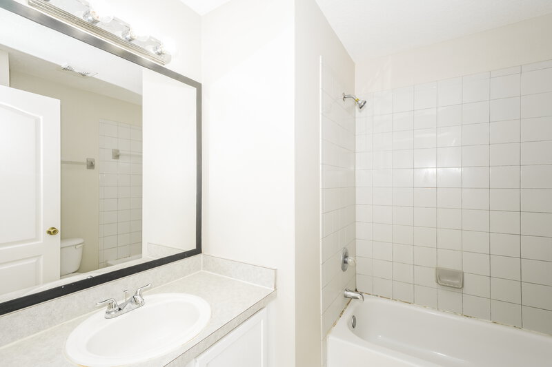 1,935/Mo, 7619 Clovelly Park Pl Apollo Beach, FL 33572 Bathroom View