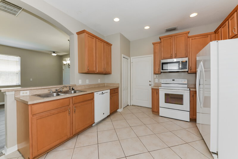 3,780/Mo, 908 Larwood Pine Dr Ruskin, FL 33570 Kitchen View