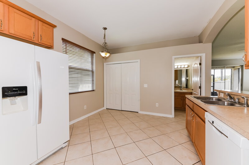 3,780/Mo, 908 Larwood Pine Dr Ruskin, FL 33570 Kitchen View 2