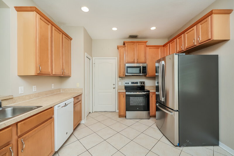 2,075/Mo, 908 Larwood Pine Dr Ruskin, FL 33570 Kitchen View