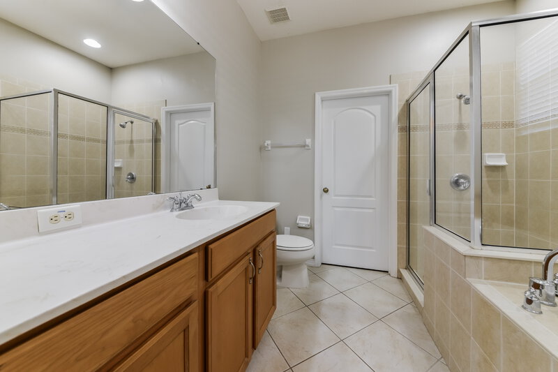 3,780/Mo, 908 Larwood Pine Dr Ruskin, FL 33570 Main Bathroom View