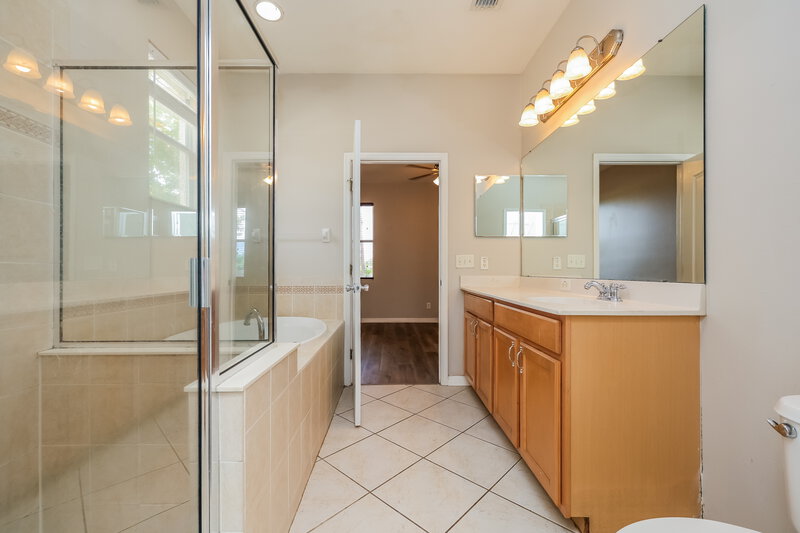2,075/Mo, 908 Larwood Pine Dr Ruskin, FL 33570 Main Bathroom View