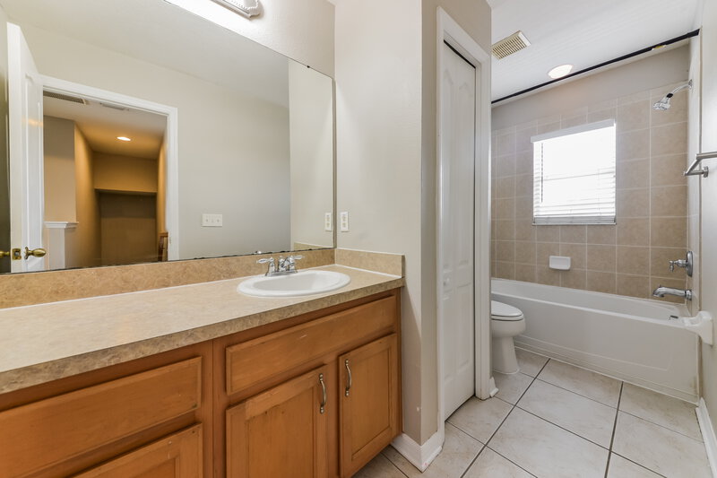 3,780/Mo, 908 Larwood Pine Dr Ruskin, FL 33570 Bathroom View