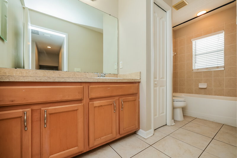 2,075/Mo, 908 Larwood Pine Dr Ruskin, FL 33570 Bathroom View