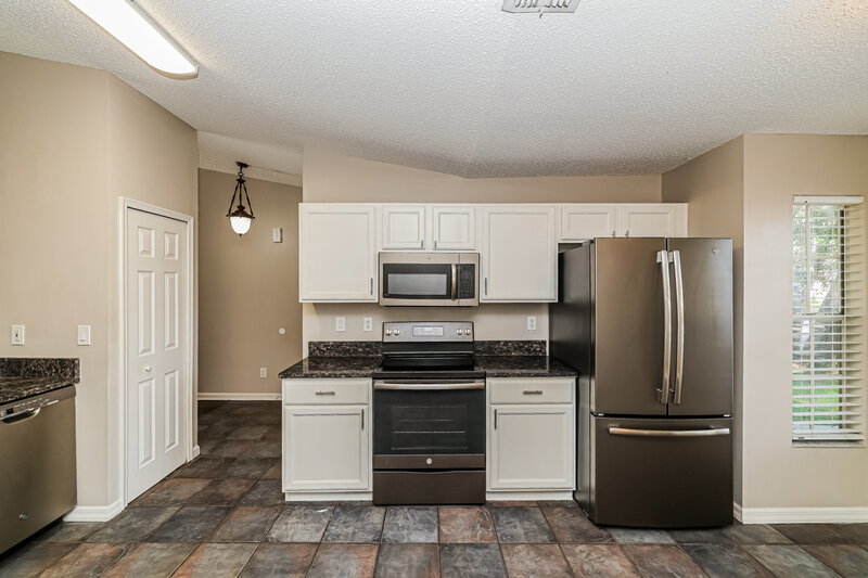 2,265/Mo, 4022 Fontana Pl Valrico, FL 33596 Kitchen View