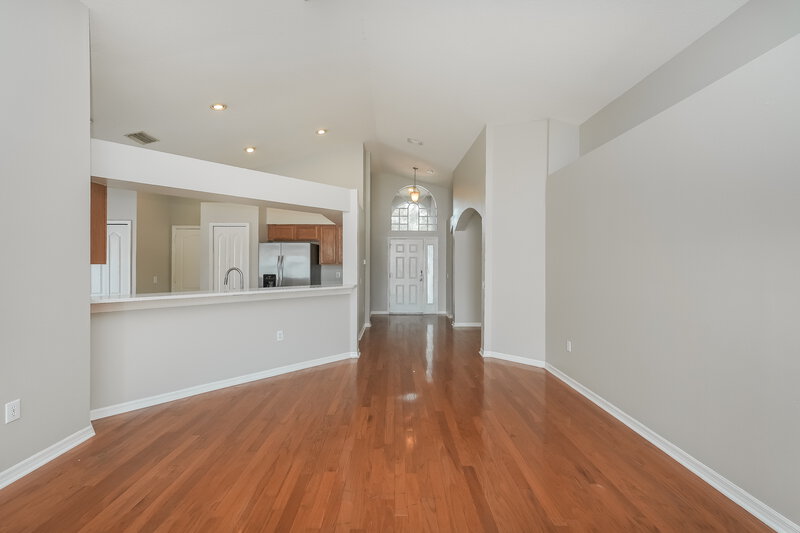 2,335/Mo, 12512 Lake Vista Dr Gibsonton, FL 33534 Living Room View 2