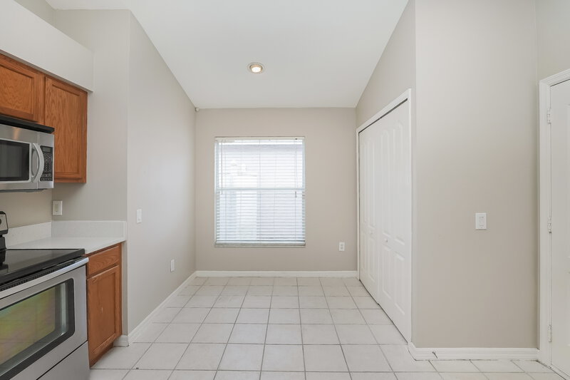 2,335/Mo, 12512 Lake Vista Dr Gibsonton, FL 33534 Kitchen View