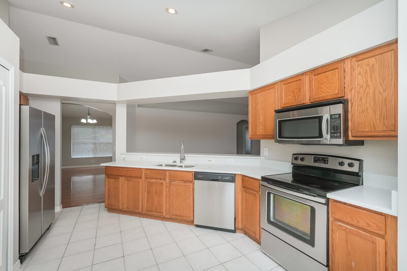 2,335/Mo, 12512 Lake Vista Dr Gibsonton, FL 33534 Kitchen View 2