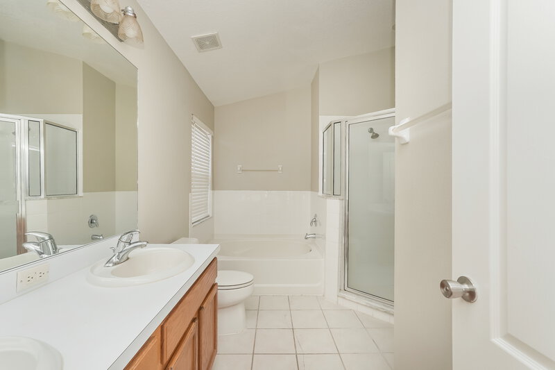 2,335/Mo, 12512 Lake Vista Dr Gibsonton, FL 33534 Main Bathroom View