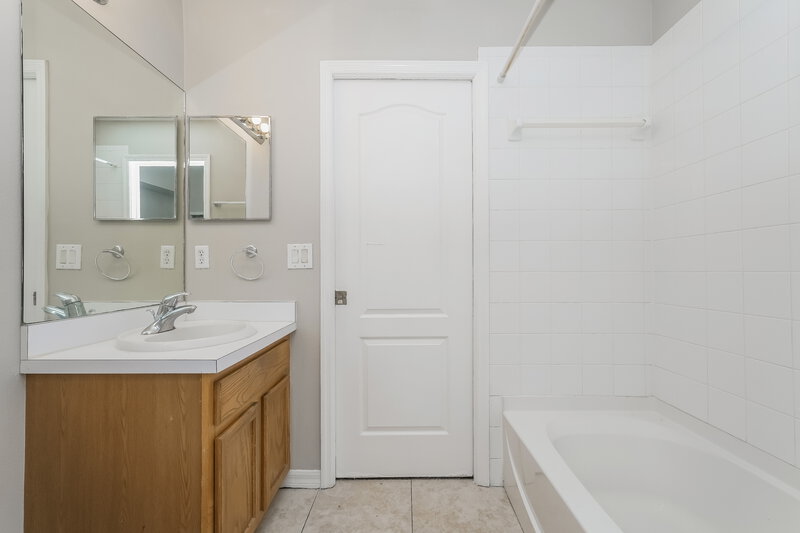 2,335/Mo, 12512 Lake Vista Dr Gibsonton, FL 33534 Bathroom View