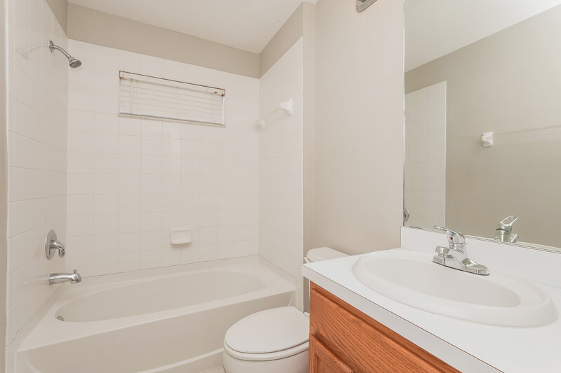 2,335/Mo, 12512 Lake Vista Dr Gibsonton, FL 33534 Bathroom View 2