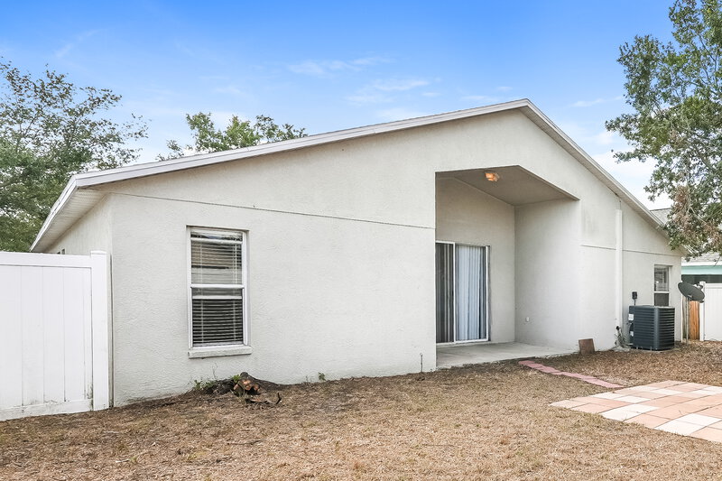 2,335/Mo, 12512 Lake Vista Dr Gibsonton, FL 33534 Rear View