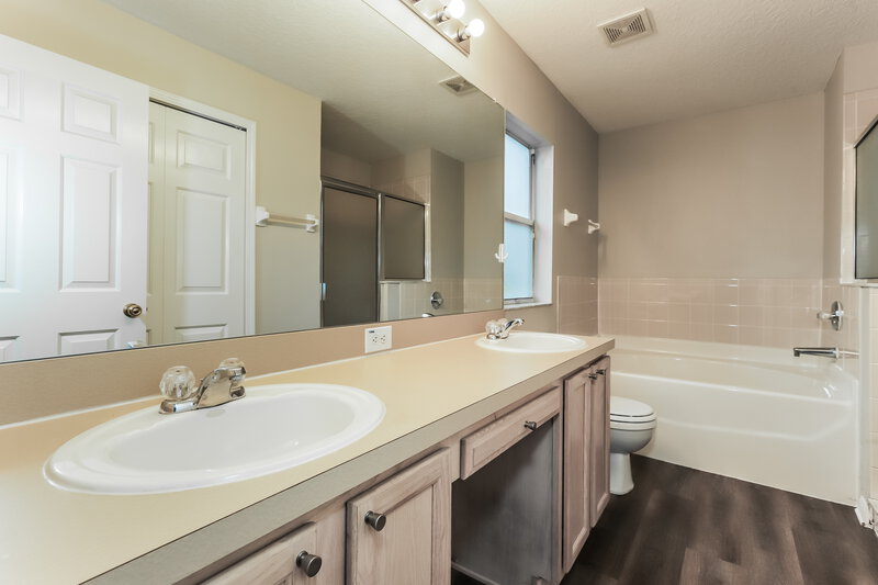 2,215/Mo, 6415 Buckhead Ct Wesley Chapel, FL 33545 Main Bathroom View