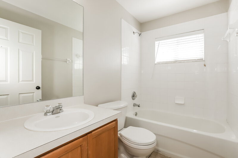 2,270/Mo, 11035 Whittney Chase Dr Riverview, FL 33579 Bathroom View