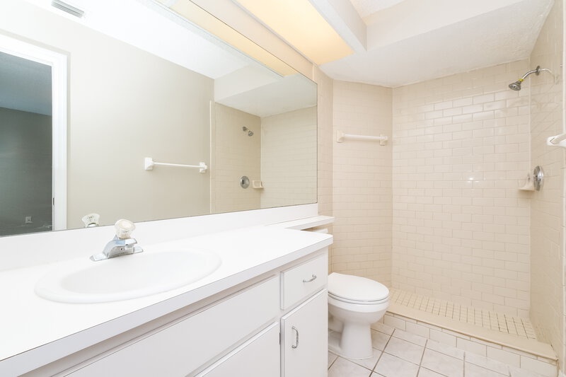1,720/Mo, 7915 Barclay Rd New Port Richey, FL 34654 Main Bathroom View