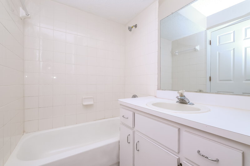 1,720/Mo, 7915 Barclay Rd New Port Richey, FL 34654 Bathroom View
