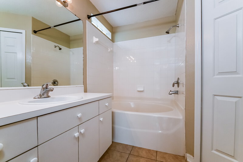 2,160/Mo, 548 Summer Sails Dr Valrico, FL 33594 Main Bathroom View