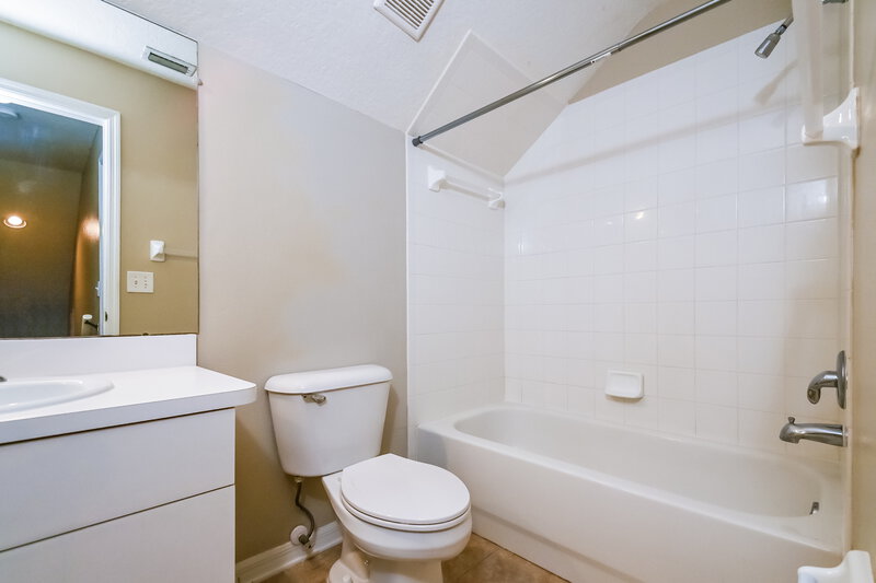 2,160/Mo, 548 Summer Sails Dr Valrico, FL 33594 Bathroom View