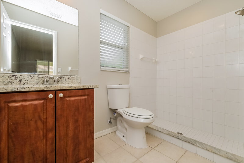 1,765/Mo, 11027 Kenmore Dr New Port Richey, FL 34654 Main Bathroom View