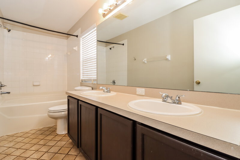 2,090/Mo, 13330 Prestwick Dr Riverview, FL 33579 Main Bathroom View