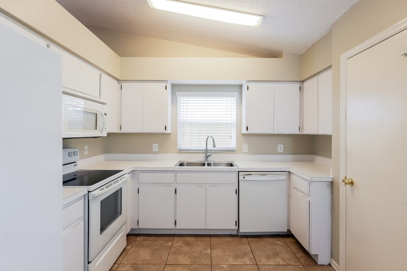 2,020/Mo, 1140 Hardwood Dr Valrico, FL 33596 Kitchen View