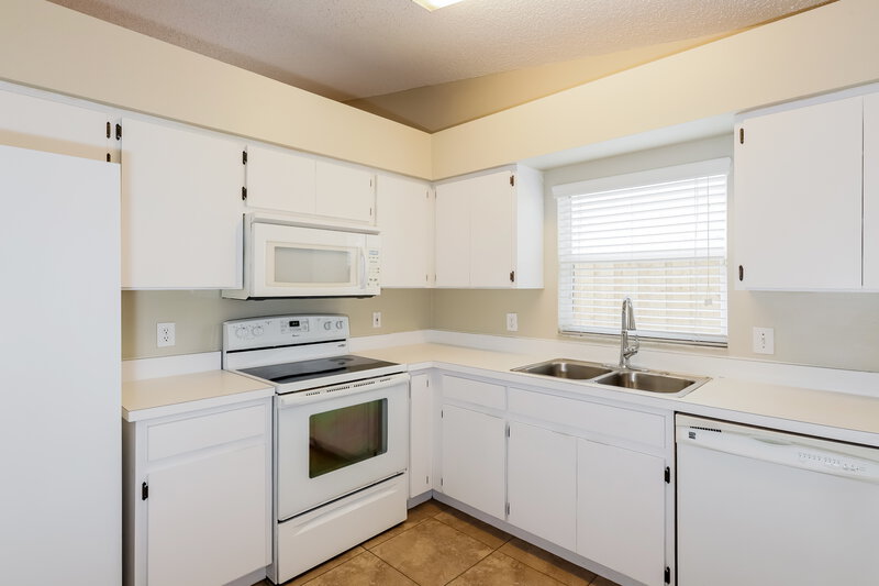 2,020/Mo, 1140 Hardwood Dr Valrico, FL 33596 Kitchen View 2