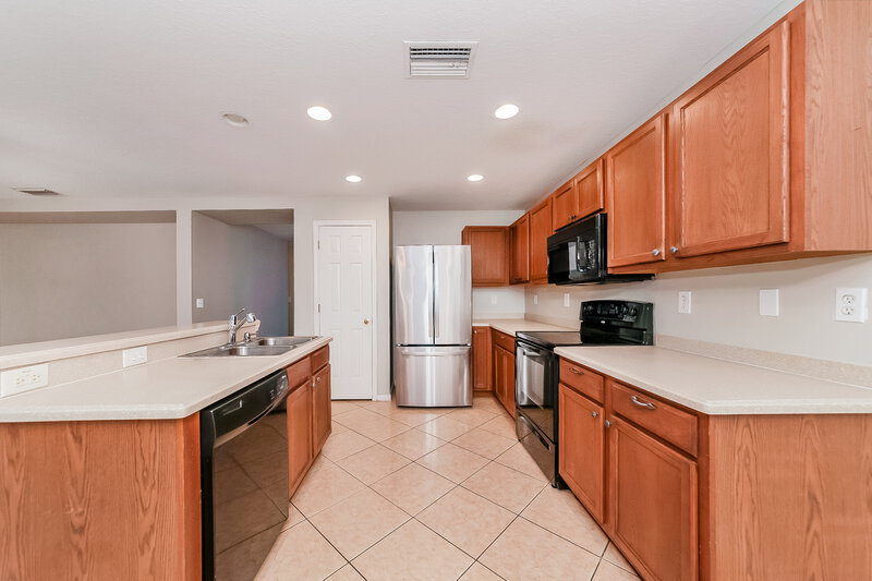 1,935/Mo, 406 Chimney Rock Dr Ruskin, FL 33570 Kitchen View