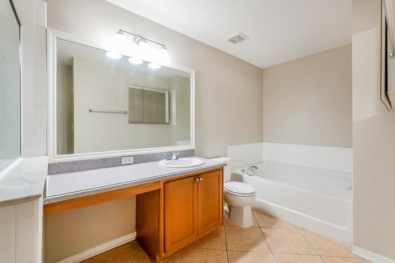 1,935/Mo, 406 Chimney Rock Dr Ruskin, FL 33570 Main Bathroom View