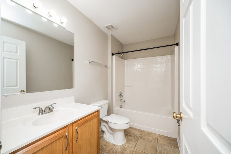 4,100/Mo, 17006 Torvest Ct Land O' Lakes, FL 34638 Bathroom View