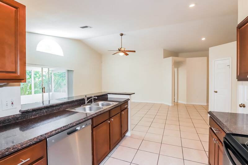 2,200/Mo, 11307 Brownstone Ct Riverview, FL 33569 Kitchen View 3