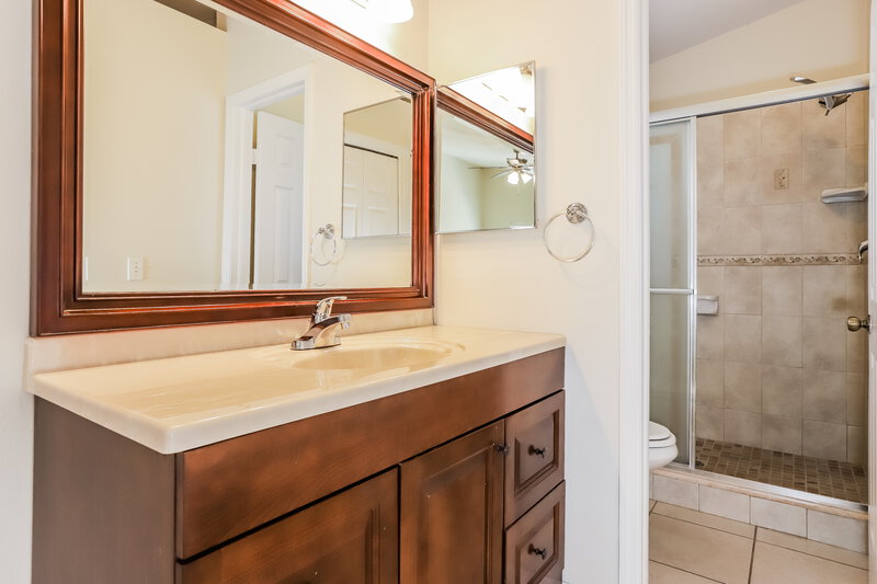 2,200/Mo, 11307 Brownstone Ct Riverview, FL 33569 Main Bathroom View