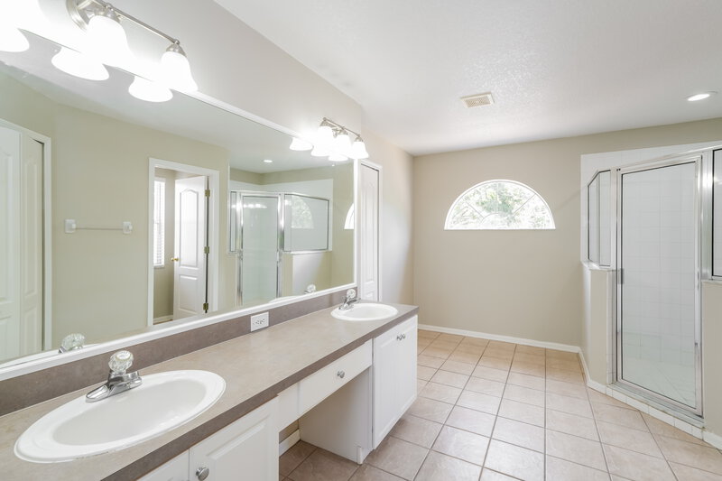 2,120/Mo, 7548 Blue Spring Dr Land O' Lakes, FL 34637 Main Bathroom View