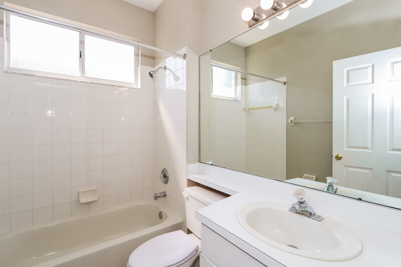 3,650/Mo, 1627 Wakefield Dr Brandon, FL 33511 Bathroom View