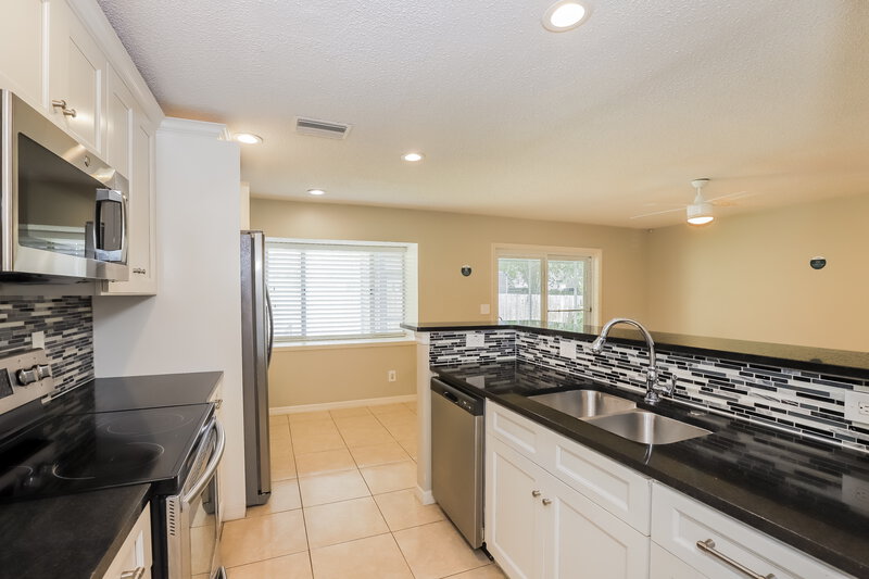 2,315/Mo, 2006 Green Juniper Ln Brandon, FL 33511 Kitchen View 2