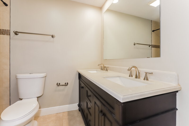 2,315/Mo, 2006 Green Juniper Ln Brandon, FL 33511 Main Bathroom View