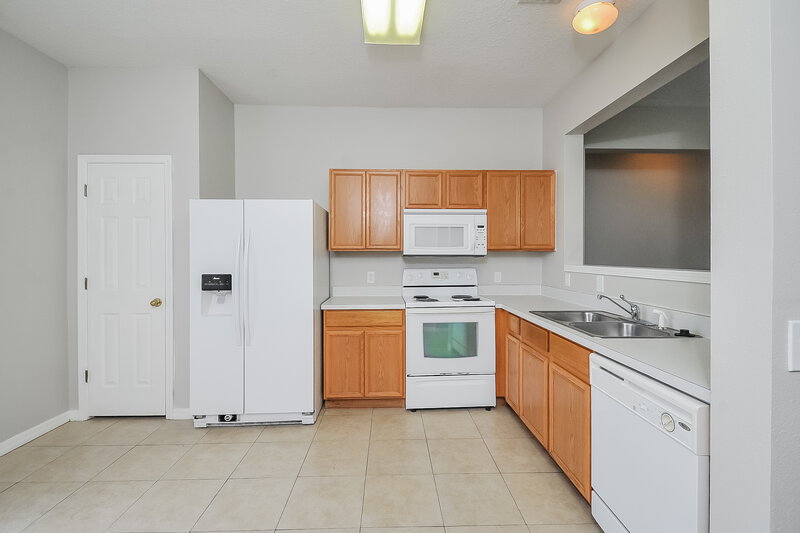 2,015/Mo, 10920 Golden Silence Dr Riverview, FL 33579 Kitchen View