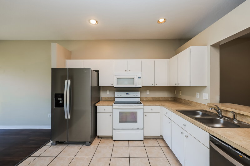 2,435/Mo, 6327 Bridgecrest Dr Lithia, FL 33547 Kitchen View