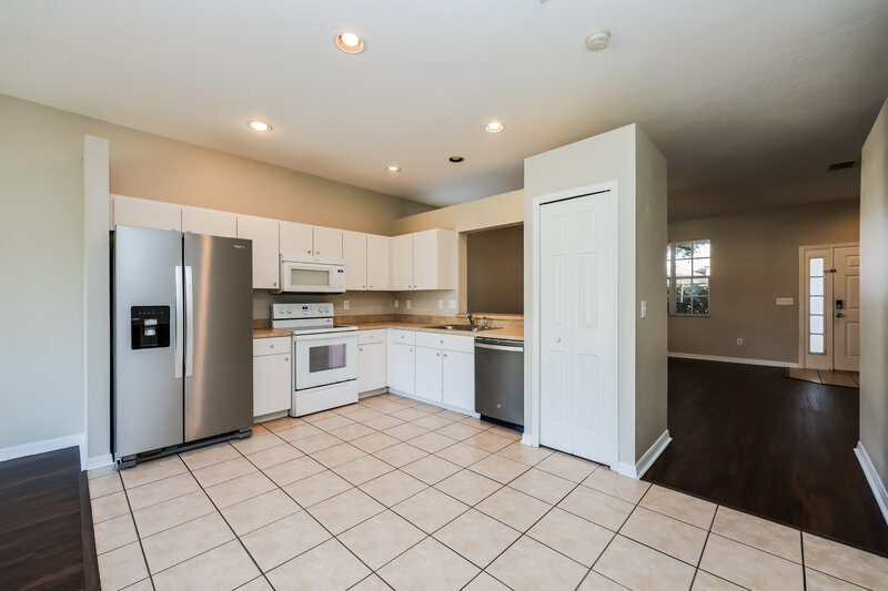 2,435/Mo, 6327 Bridgecrest Dr Lithia, FL 33547 Kitchen View 2