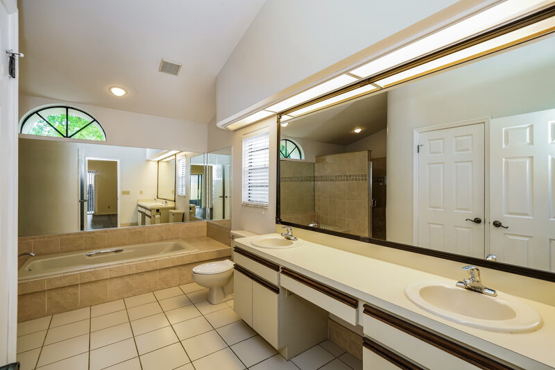 2,680/Mo, 2535 Arborwood Dr Valrico, FL 33596 Main Bathroom View
