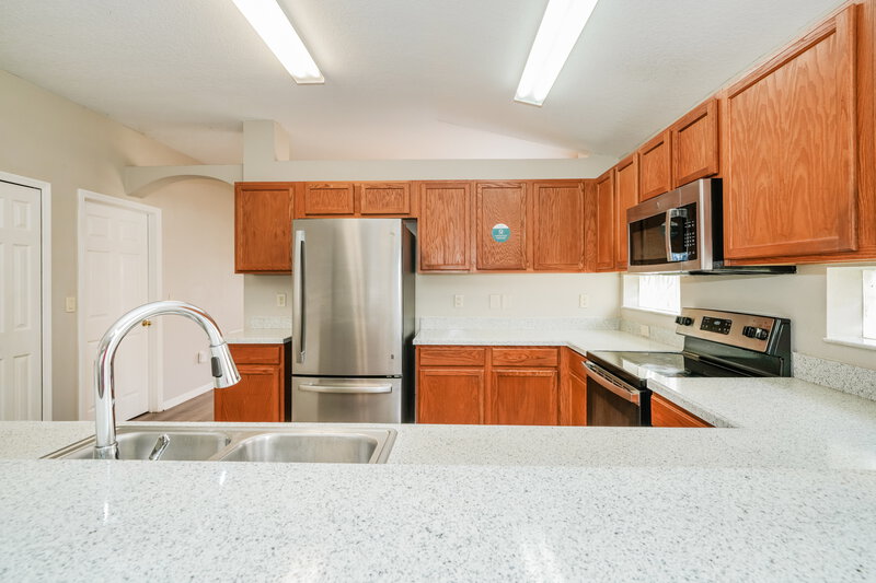 3,400/Mo, 5310 Braddock Dr Zephyrhills, FL 33541 Kitchen View 2