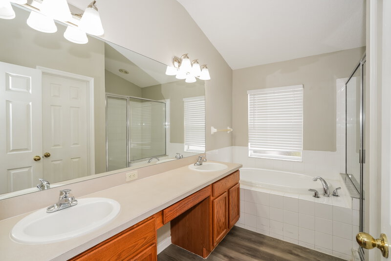 3,400/Mo, 5310 Braddock Dr Zephyrhills, FL 33541 Main Bathroom View