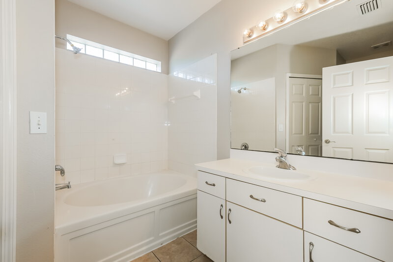 1,890/Mo, 454 Summer Sails Dr Valrico, FL 33594 Main Bathroom View