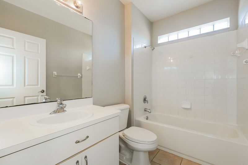 1,890/Mo, 454 Summer Sails Dr Valrico, FL 33594 Bathroom View