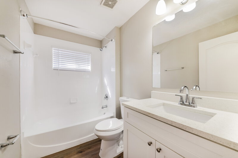 3,430/Mo, 12807 Kings Lake Dr Gibsonton, FL 33534 Bathroom View