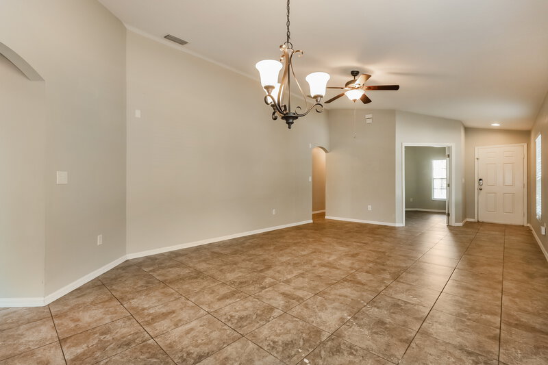 2,225/Mo, 402 Maple Pointe Dr Seffner, FL 33584 Living Room View 2